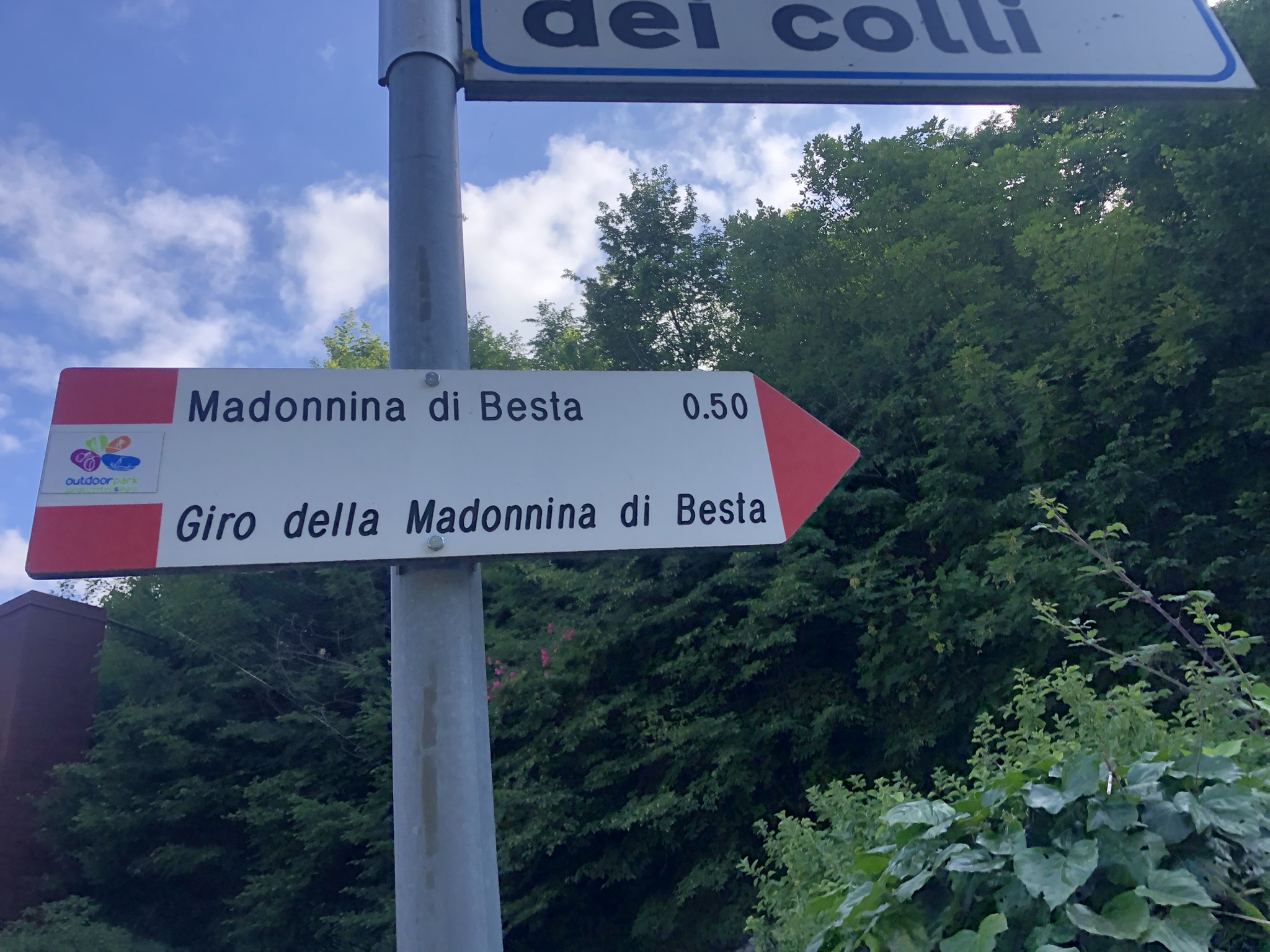 Molina di Ledro via dei Colli inizia il percorso alla Madonnina di Besta giro ad anello