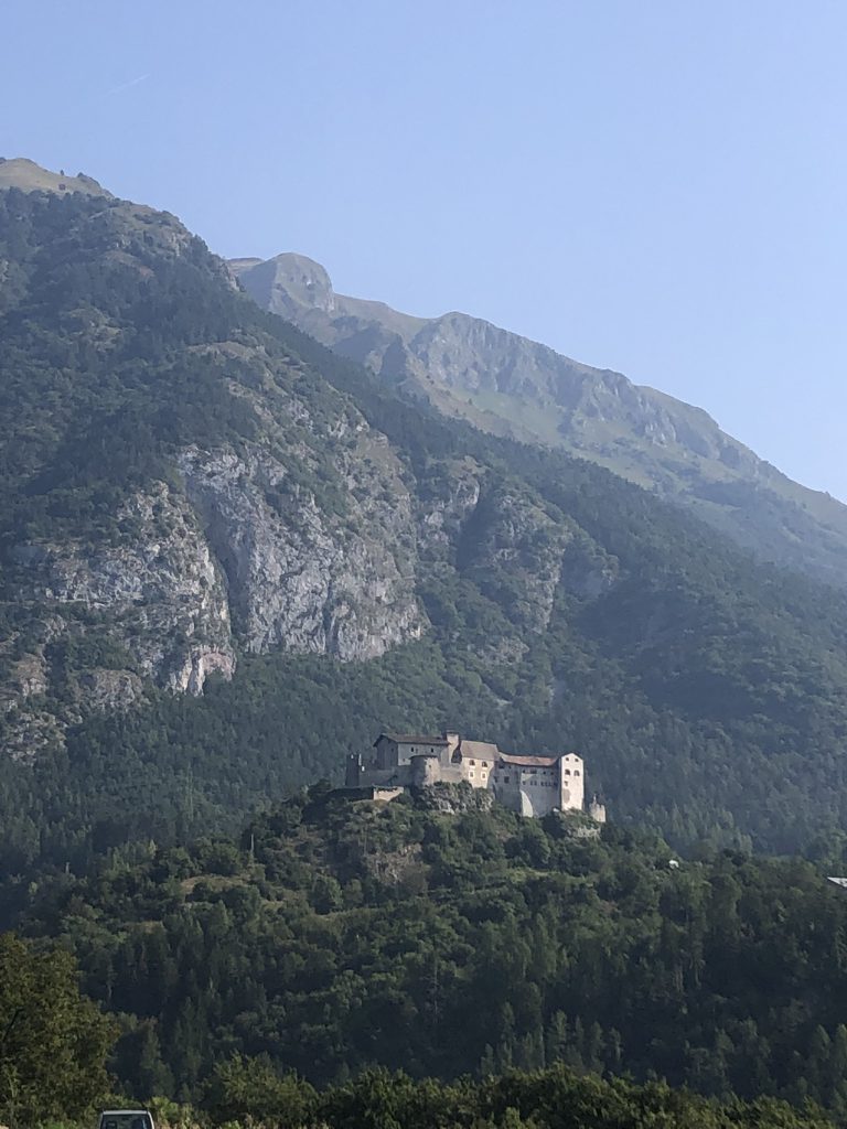 A destra dall'altra parte della valle il castello di Stenico