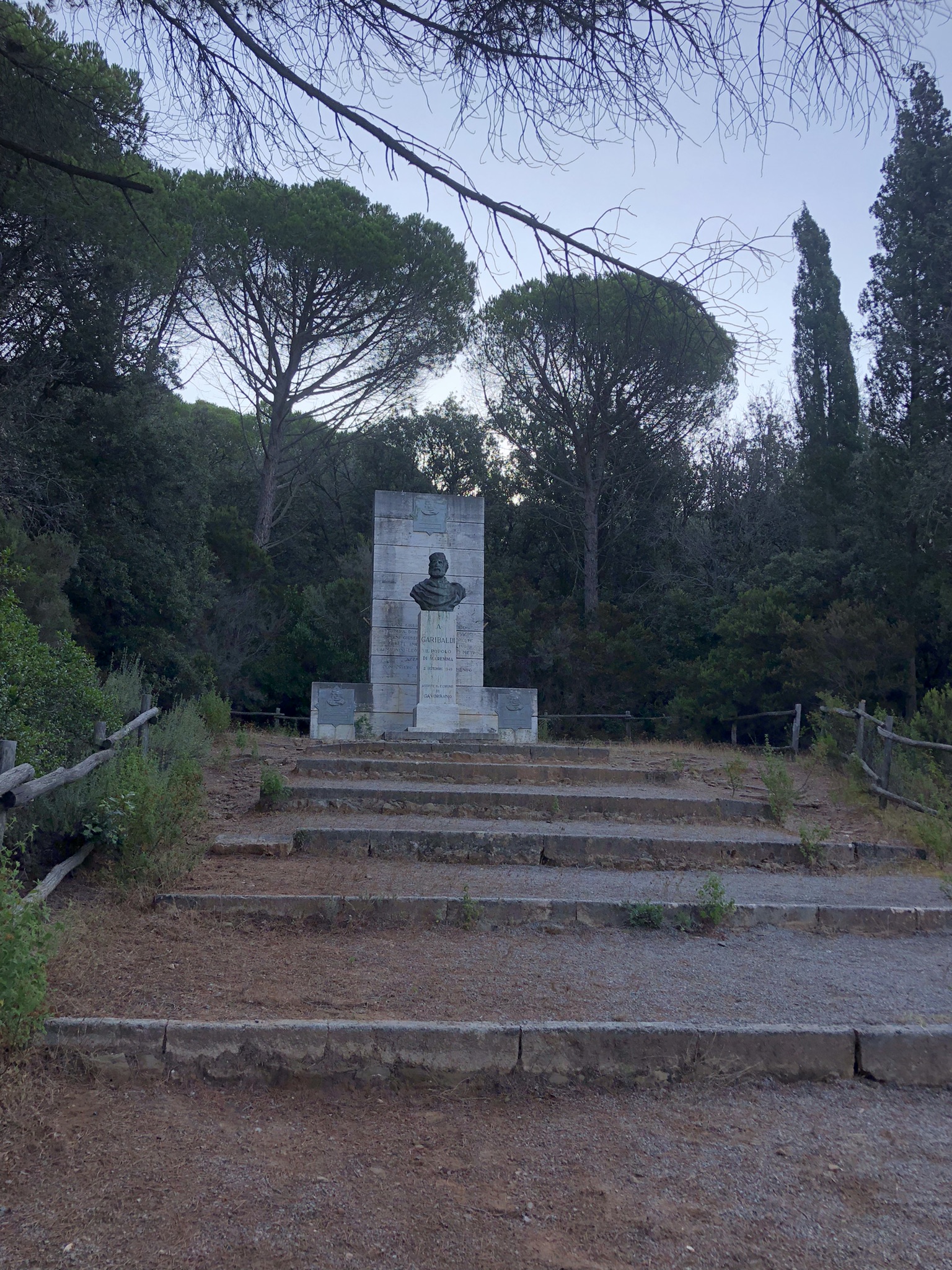 Statua di Garibaldi sul percorso per Cala Violina