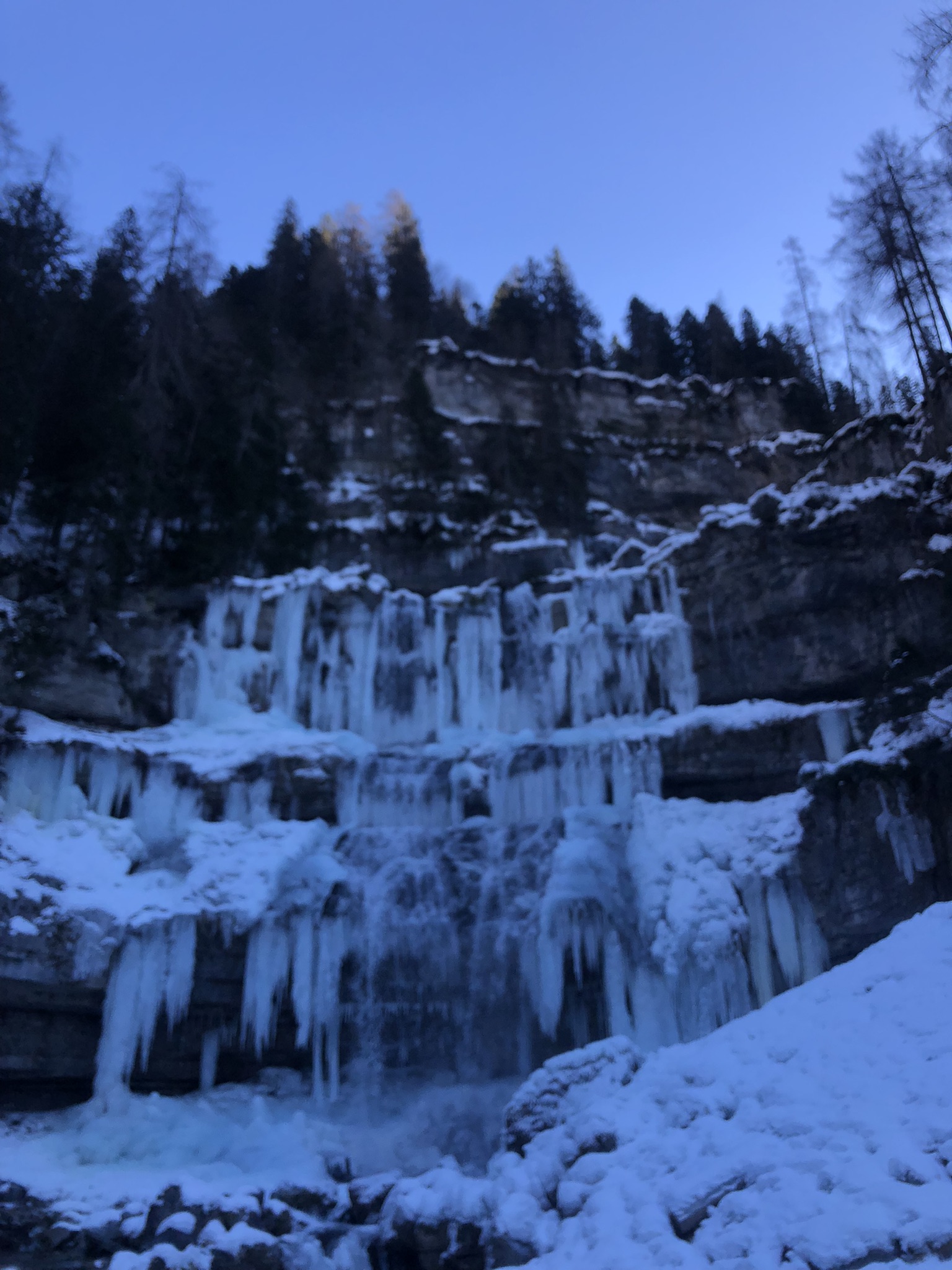 Cascate di Vallesinella in inverno dalla Val Brenta