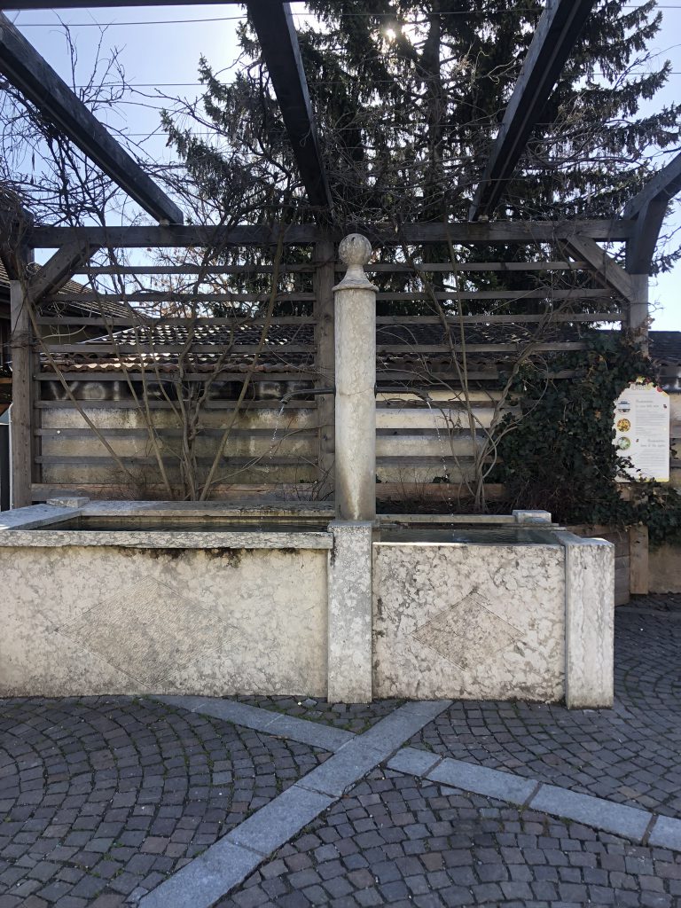 Fontana nella piazza di Romallo
